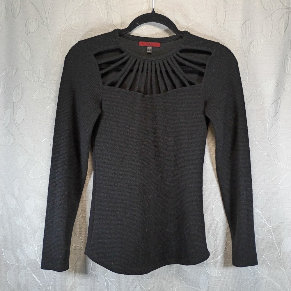 Red by BKE Black Long Sleeve Cage Cutout Sunburst Neckline Textured Top Small